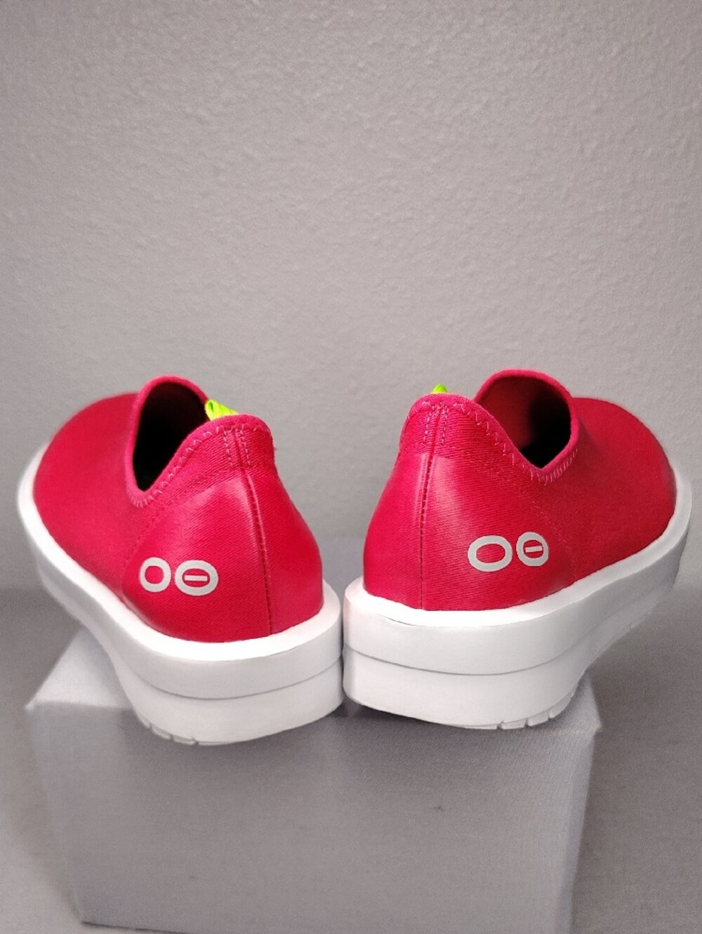 OOFOS OOmega eeZee Low Canvas Slip-On Neon Berry Size 8 - Picture 4 of 9